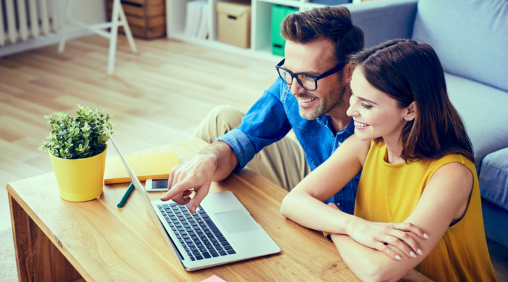 couple editing their design together using an online 3D planning solution