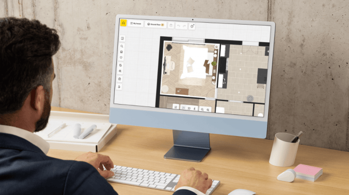 Designing a house floor plan using the 3D HomeByMe software.