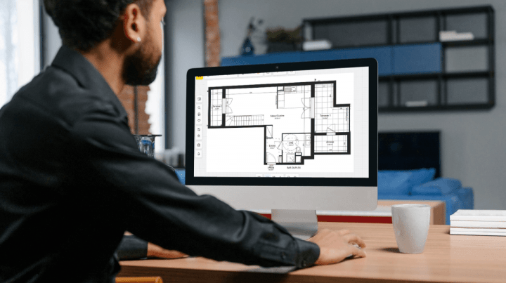 Personne travaillant sur un projet d'aménagement intérieur avec le logiciel de modélisation 3D HomeByMe.