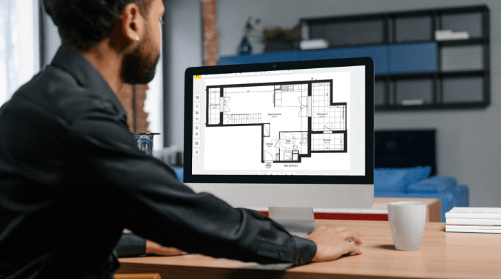 Personne travaillant sur un projet d'aménagement intérieur avec le logiciel de modélisation 3D HomeByMe.
