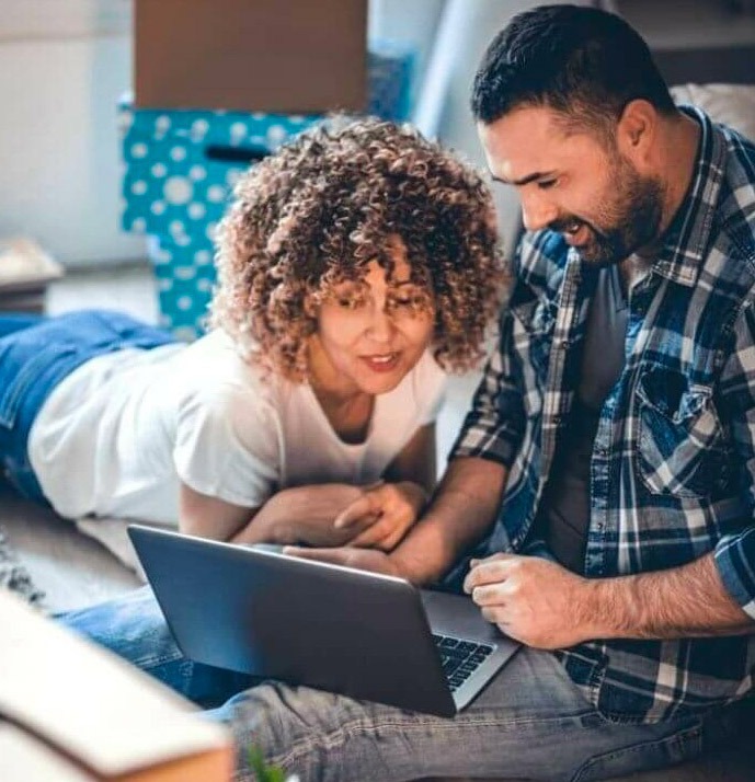 Duas pessoas olhando para um laptop