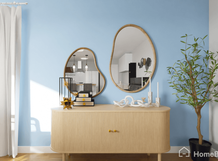 Décoration avec miroir courbées tendances sur fond de peinture baby blue