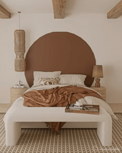 Tête de lit peinture arche terracotta dans une chambre chaleureuse